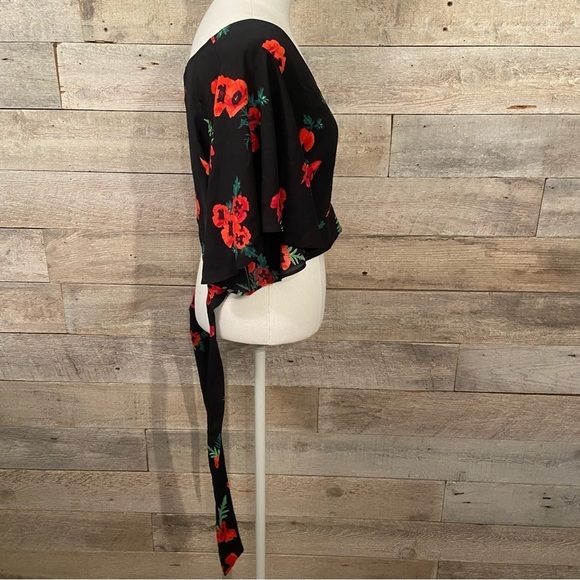🛍️3/$30 Express flutter sleeve floral tie up cropped top in  size small - Picture 3 of 9